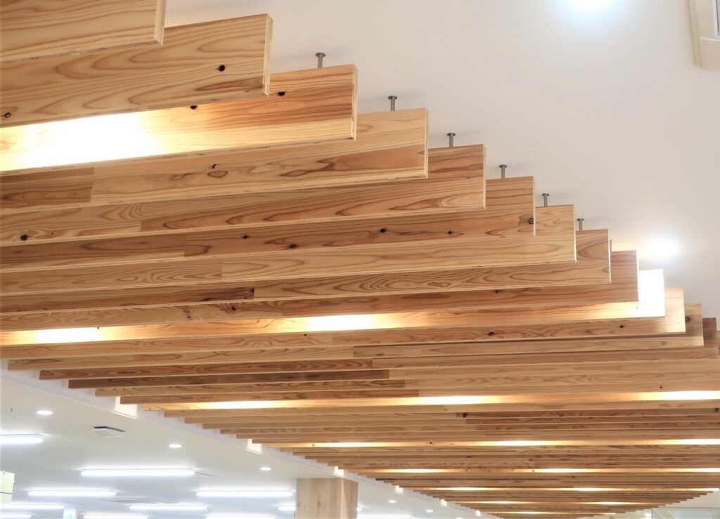新庁舎の天井ルーバーに地元産材のＪパネルが使用された事例（岡山県美咲町）