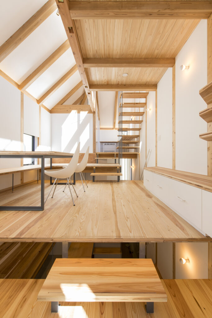 Ｊパネル(36mm厚ＣＬＴ)利用のスキップフロアで開放的な住宅の事例【井の頭の家】