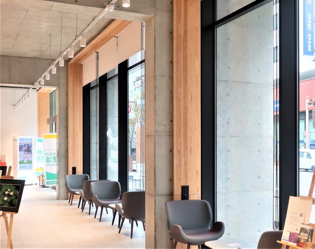 オフィスビルのエントランスホールにＣＬＴ36が利用された事例（明治安田金沢ビル）