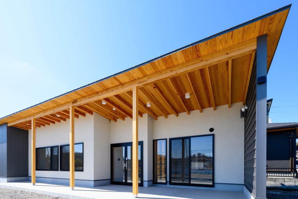 軒裏天井にＣＬＴ36の化粧面を現しとしてご利用いただいた事例【トキ工芸社様 新社屋】